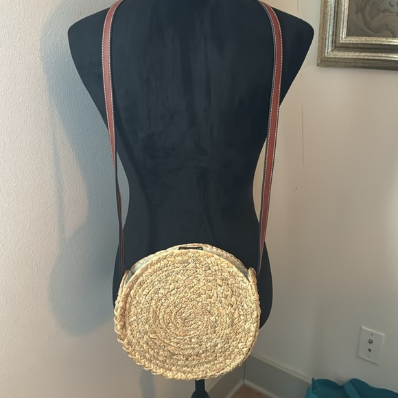 Sun N’ Sand Seagrass Round straw crossbody bag - Picture 5 of 9
